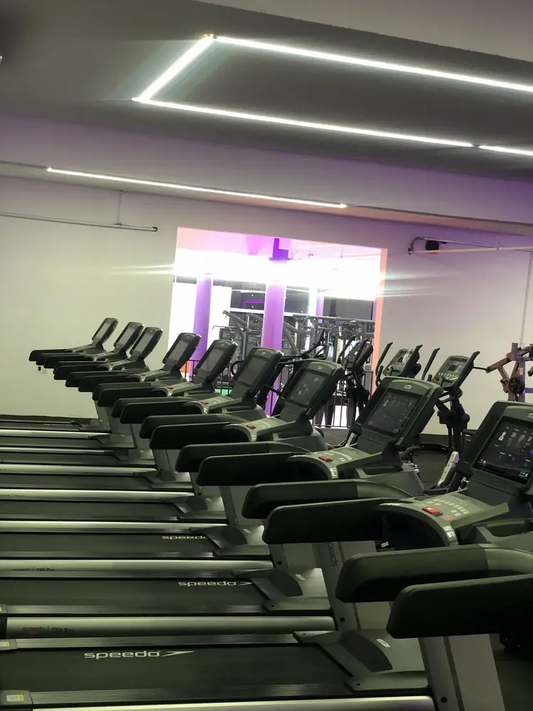 Área de musculação iluminada em roxo da Duxfit